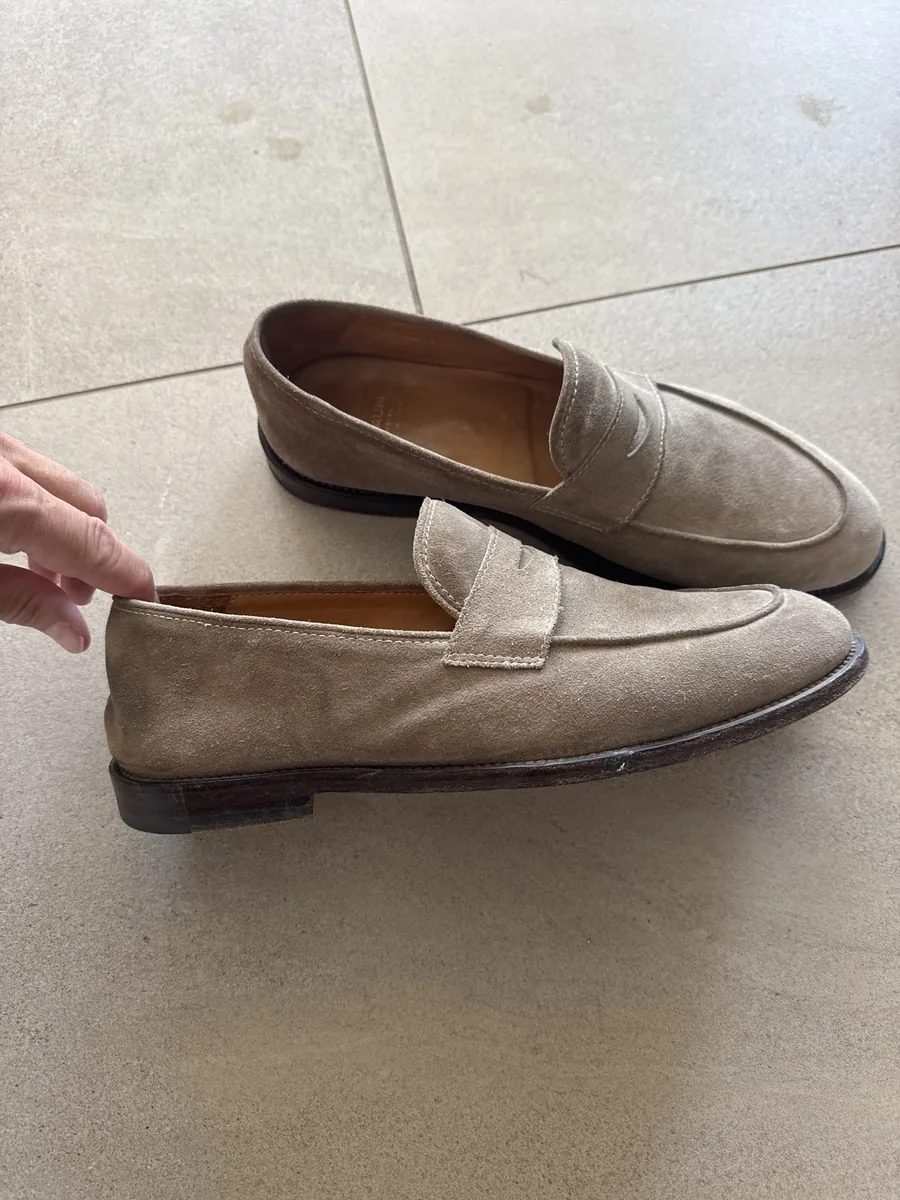 Getragene Loafer, Handyfoto vom Fliesenboden